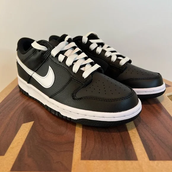 Nike Dunk Low - Picture 2 of 8